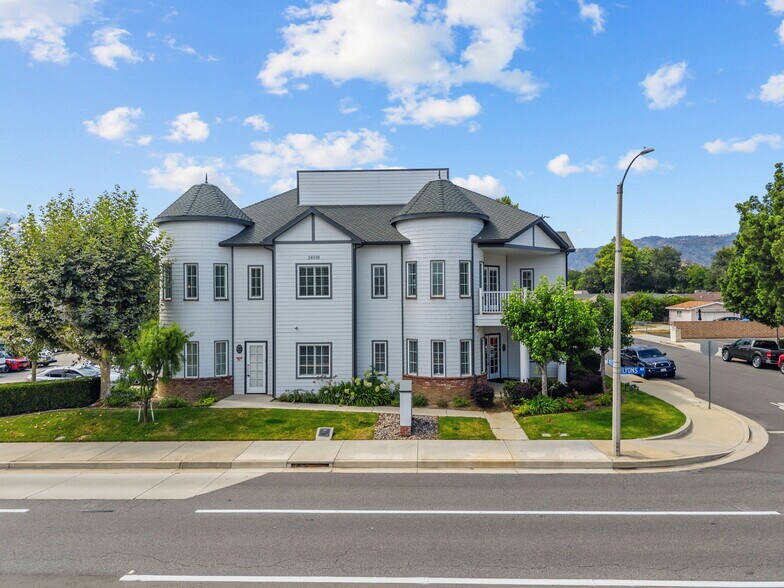 24018 Lyons Ave, Newhall, CA à vendre - Photo de l’immeuble – Image 1 sur 15