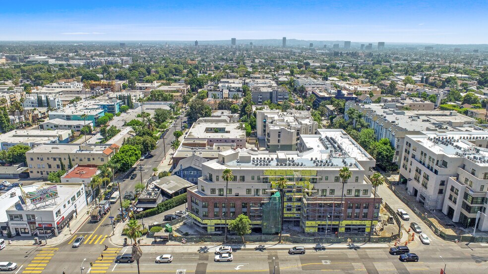 7566 W Sunset Blvd, Los Angeles, CA à louer - Photo de l’immeuble – Image 2 sur 10