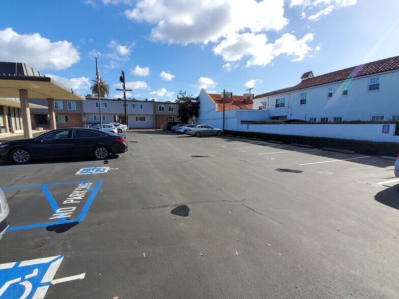 7733 Girard Ave, La Jolla, CA à louer - Photo de l’immeuble – Image 2 sur 5