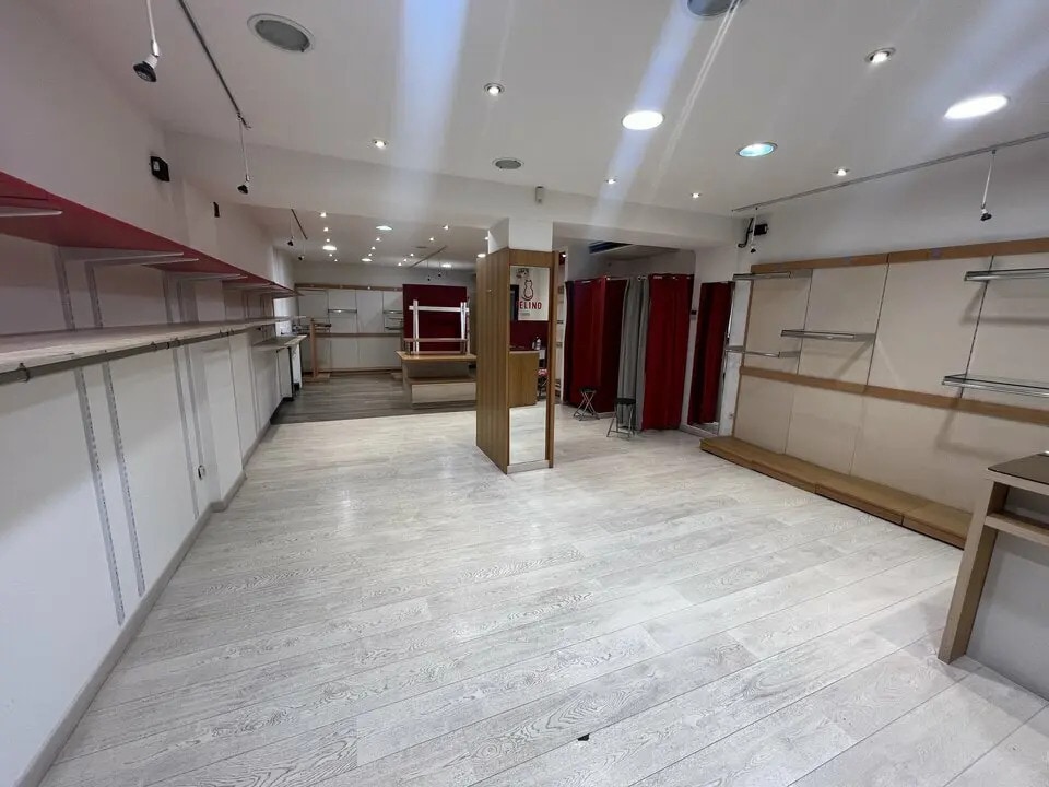 Local commercial dans Bagnols-sur-Cèze à vendre Photo de l’immeuble– Image 1 sur 7