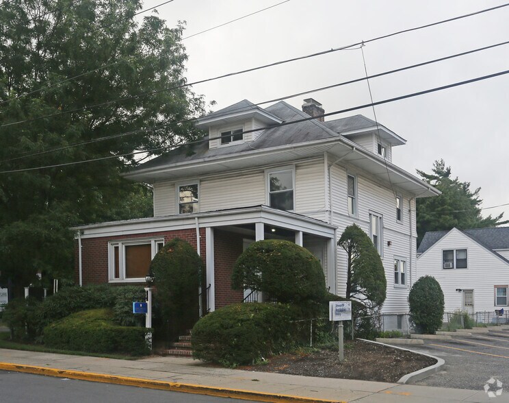330 Winthrop St, Westbury, NY à vendre - Photo principale – Image 1 sur 20