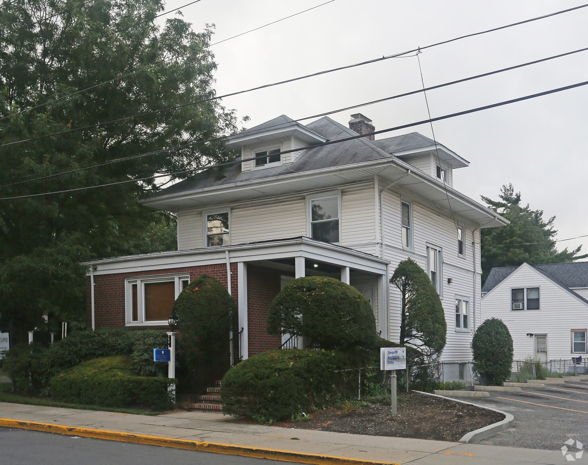 330 Winthrop St, Westbury, NY à vendre Photo principale– Image 1 sur 21