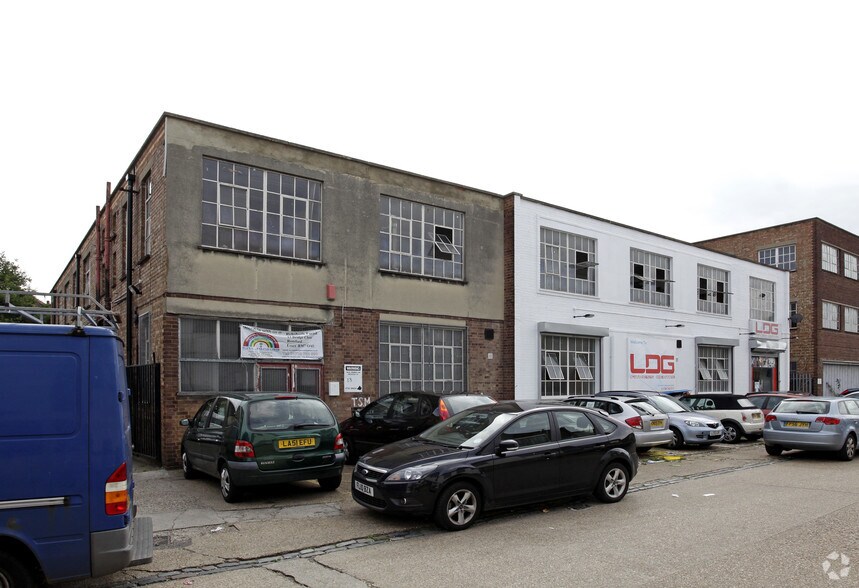 13 Bridge Clos, Romford à louer - Photo de l’immeuble – Image 1 sur 4