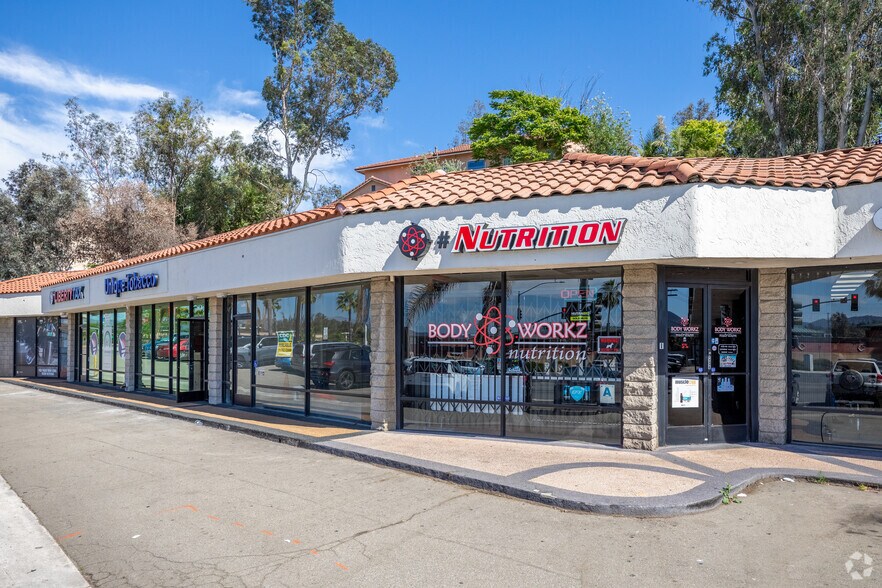 945 W Valley Pky, Escondido, CA à louer - Photo de l’immeuble – Image 3 sur 8