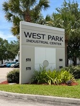 575 NW Mercantile Pl, Port Saint Lucie, FL à louer Autre– Image 2 sur 9