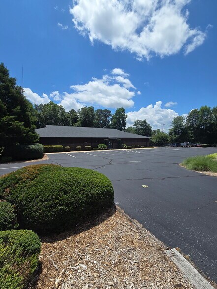 340 9th Avenue Dr NE, Hickory, NC à louer - Photo de l’immeuble – Image 2 sur 6