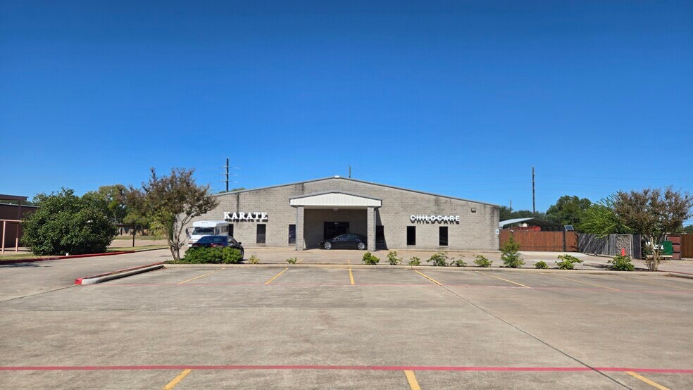 11202 Steeplecrest Dr, Houston, TX à louer - Photo de l’immeuble – Image 2 sur 20