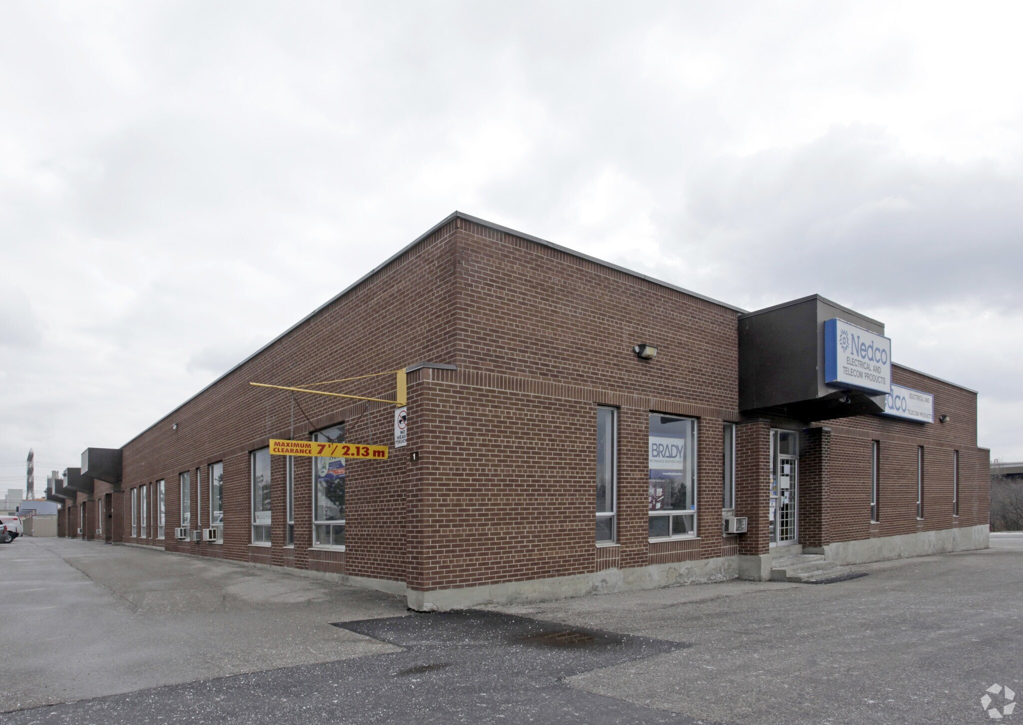 9 Royalcrest Rd, Toronto, ON à louer Photo principale– Image 1 sur 3
