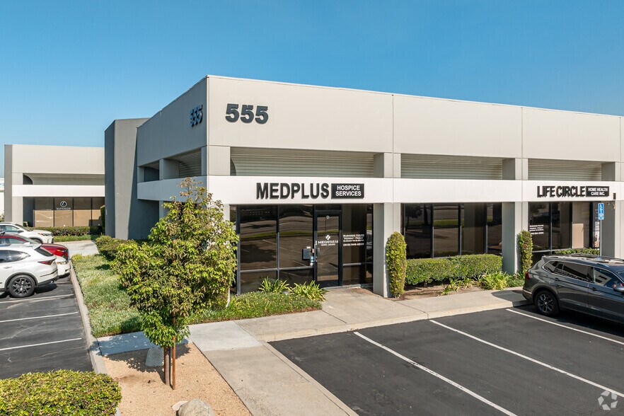 555 N Benson Ave, Upland, CA à louer - Photo de l’immeuble – Image 3 sur 4