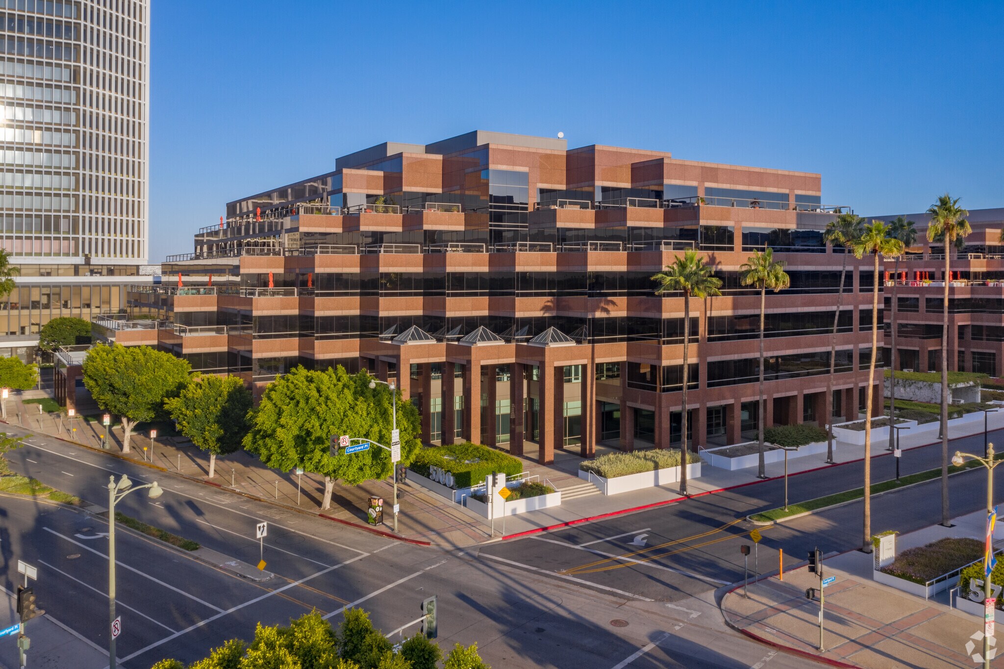 5700 Wilshire Blvd, Los Angeles, CA à louer Photo principale– Image 1 sur 19