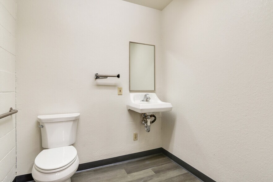 538 E Stuart Ave, Redlands, CA à louer - Photo de l’immeuble – Image 2 sur 29