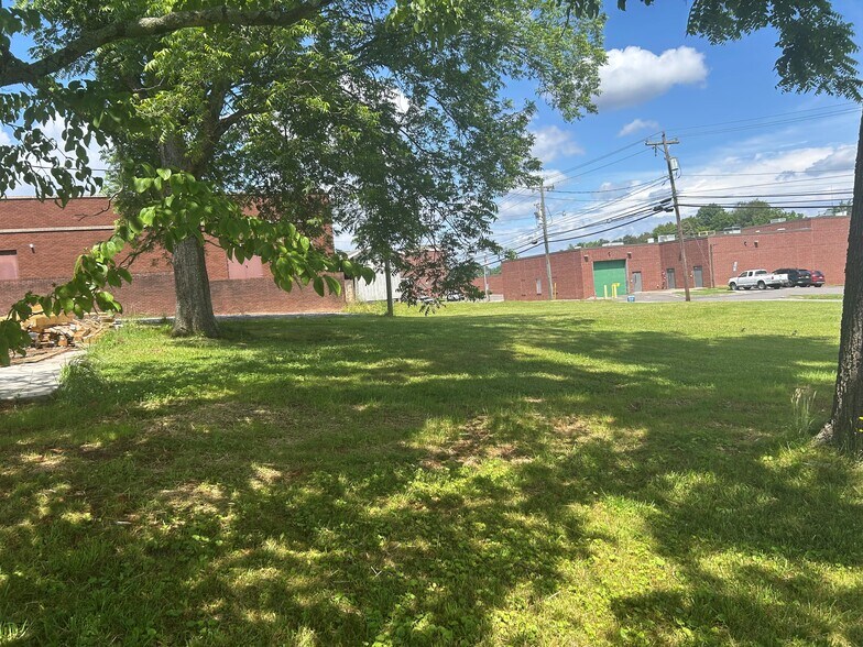 237 E Main St, Yadkinville, NC à louer - Photo de l’immeuble – Image 2 sur 12
