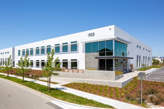 2115 North Loop Rd, Alameda, CA à louer Photo de l’immeuble– Image 1 sur 6