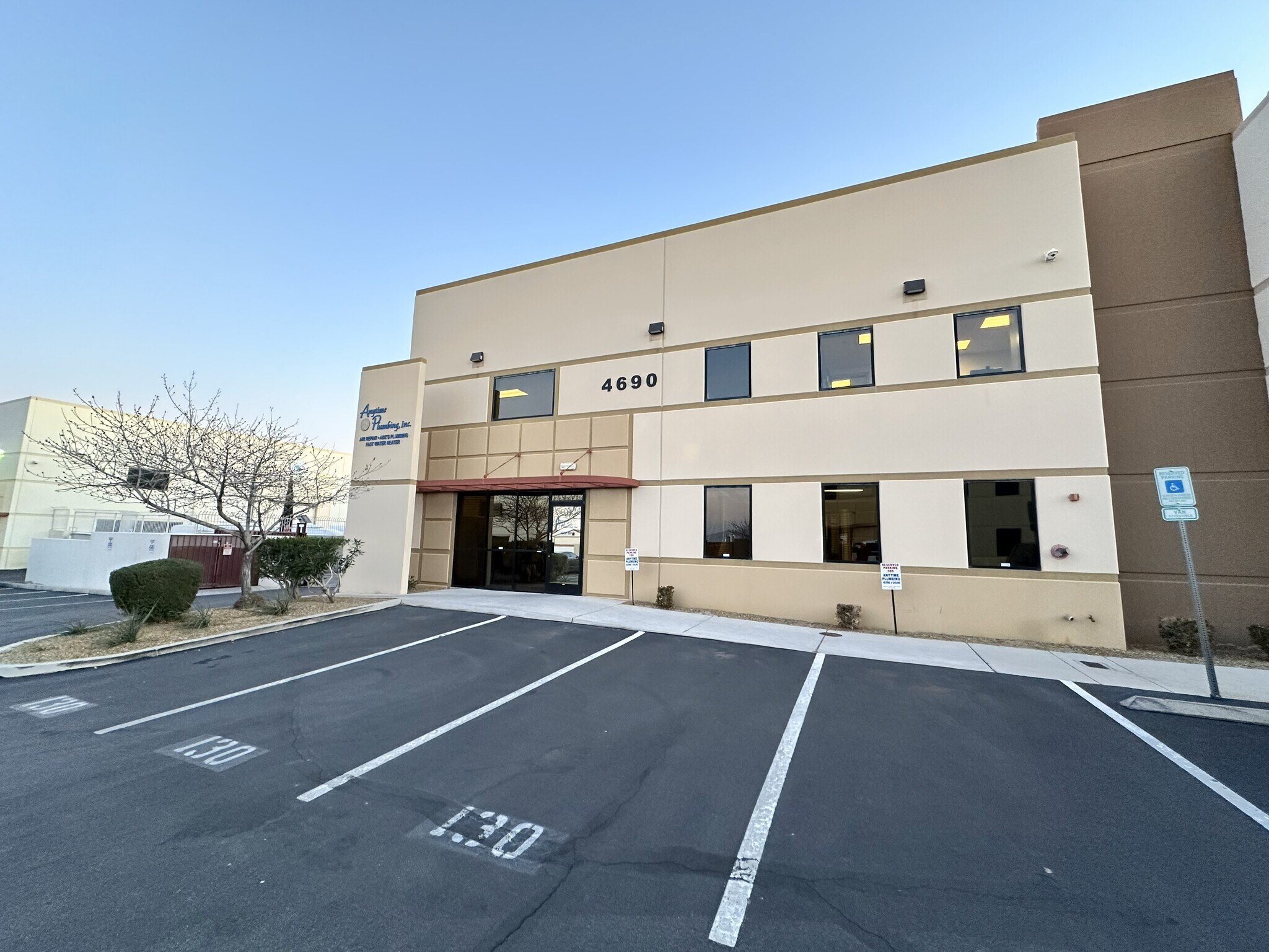 4690 W Post Rd, Las Vegas, NV à vendre Photo principale– Image 1 sur 35