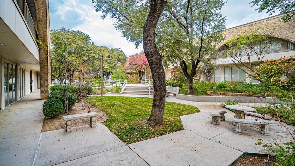 2670 & 2660 E Lamar Blvd portefeuille de 2 biens à vendre sur LoopNet.fr - Photo de l’immeuble – Image 1 sur 34