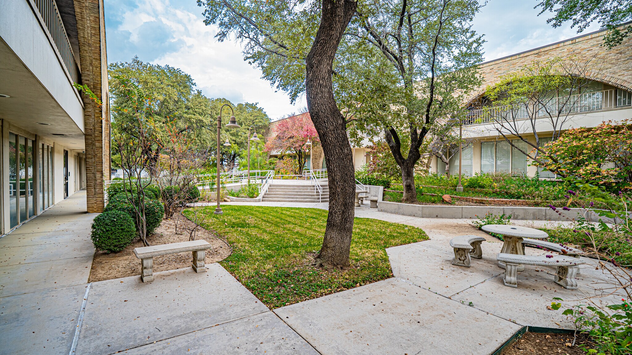 2670 & 2660 E Lamar Blvd portefeuille de 2 biens à vendre sur LoopNet.fr Photo de l’immeuble– Image 1 sur 35