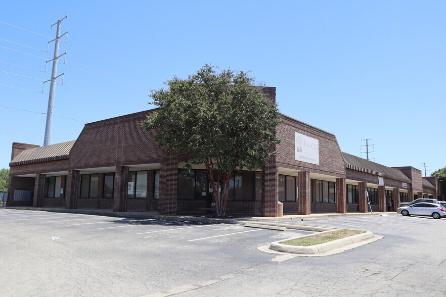 5121 Crestway Dr, San Antonio, TX à louer - Photo de l’immeuble – Image 2 sur 5