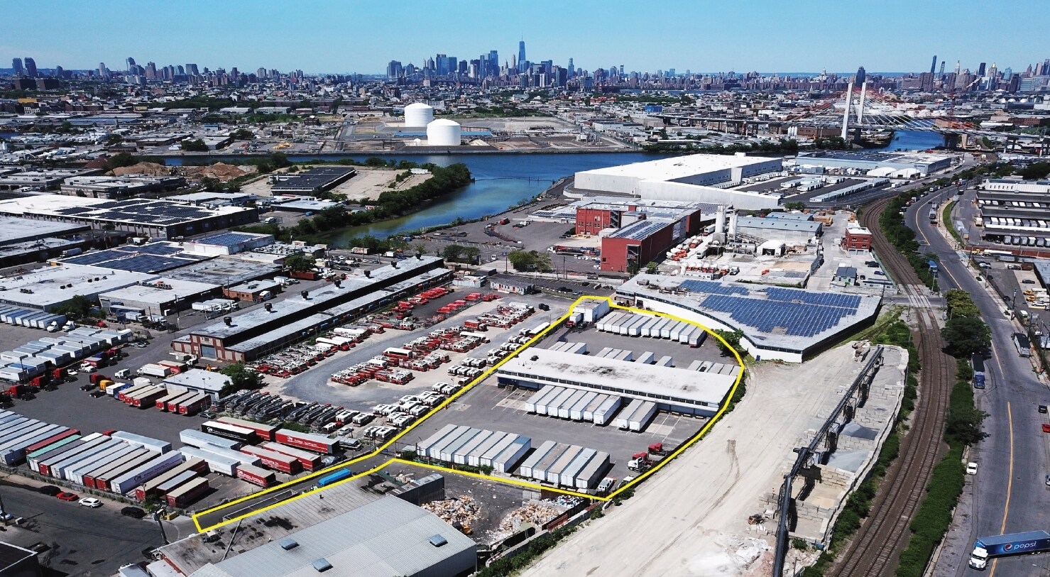 1 Railroad Pl, Maspeth, NY à louer Photo de l’immeuble– Image 1 sur 29