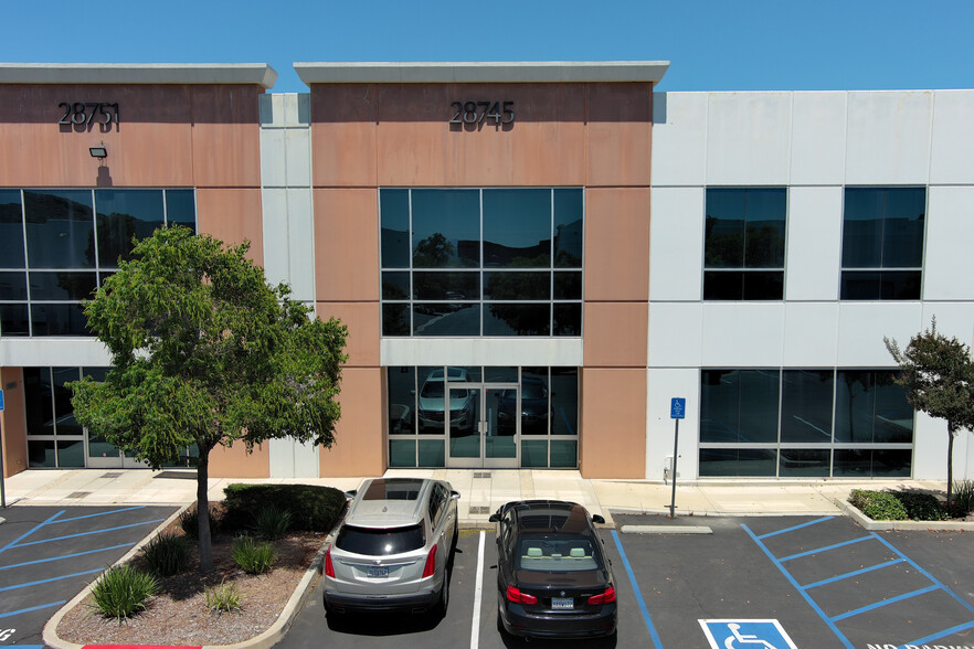 28745 Industry Dr, Valencia, CA à vendre - Photo de l’immeuble – Image 1 sur 33