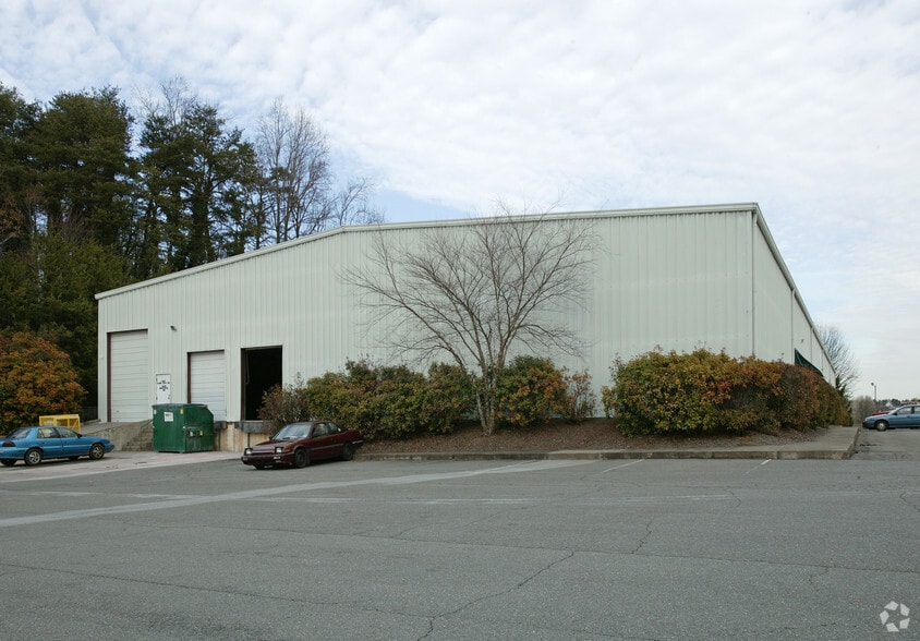 5180 Indiana Ave, Winston-Salem, NC à louer - Photo de l’immeuble – Image 3 sur 5