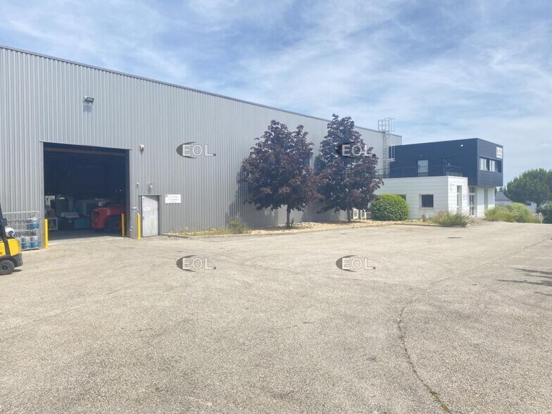 Industriel/Logistique dans Taluyers à louer - Photo de l’immeuble – Image 3 sur 20