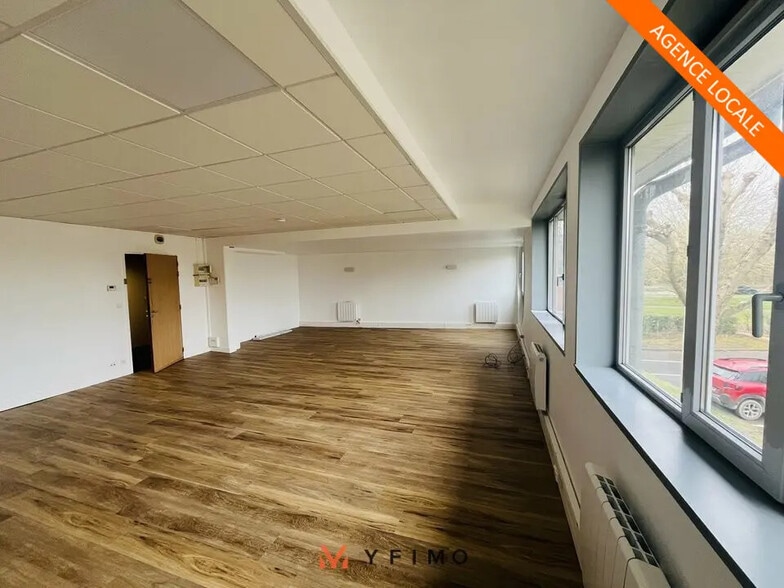 Bureau dans Voisins-le-Bretonneux à louer - Photo de l’immeuble – Image 1 sur 4