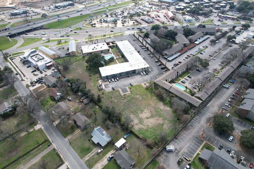 1635 Aquarena Springs Dr, San Marcos, TX à louer - Photo de l’immeuble – Image 3 sur 18