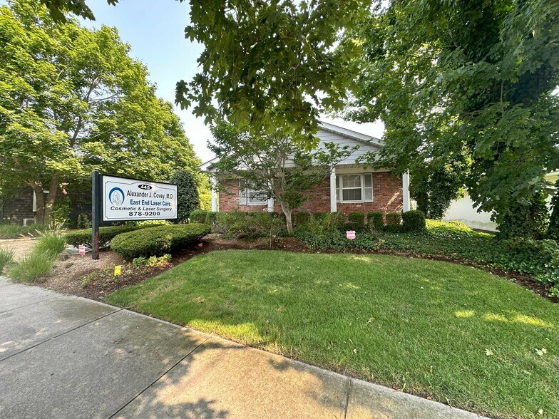 445 Main St, Center Moriches, NY à vendre - Photo de l’immeuble – Image 1 sur 41