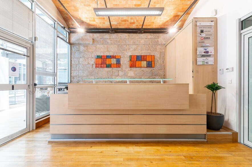 6, 10 Place De La Joliette, Marseille à louer - Hall d’entrée – Image 3 sur 6