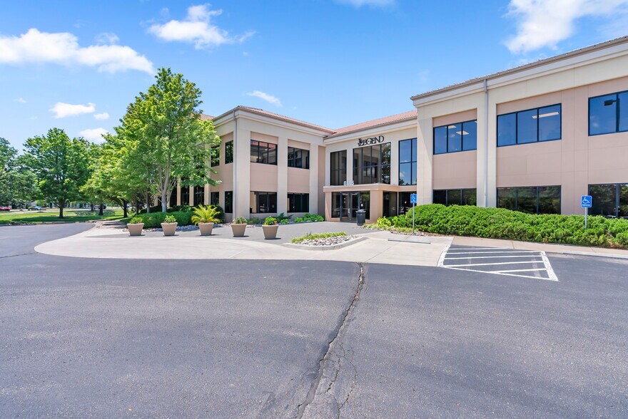 8415 E 21st St N, Wichita, KS à vendre - Photo de l’immeuble – Image 1 sur 3