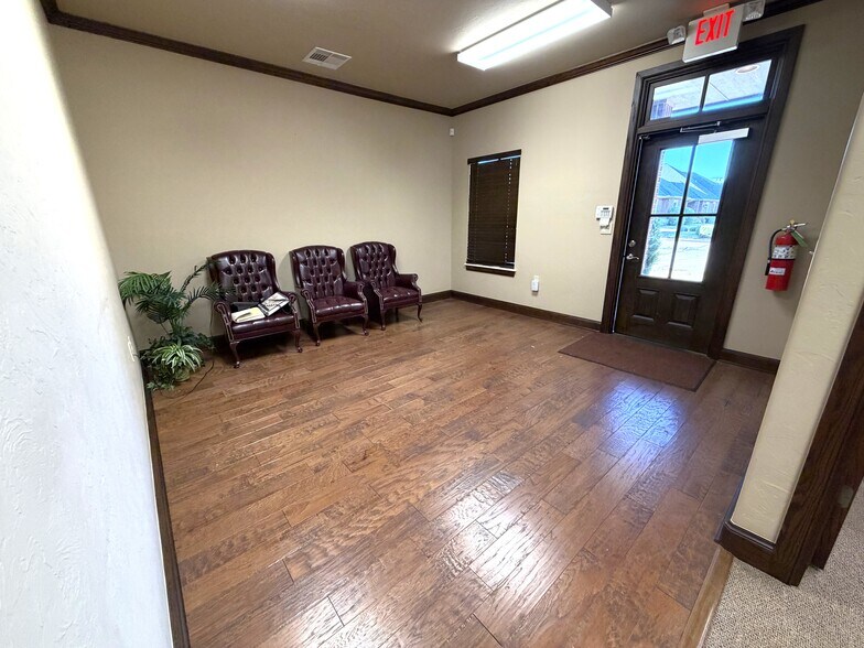 1973 W 33rd St, Edmond, OK à louer - Photo de l’immeuble – Image 2 sur 7
