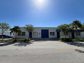 511-545 NE 32nd St, Oakland Park, FL à louer Photo de l’immeuble– Image 1 sur 2