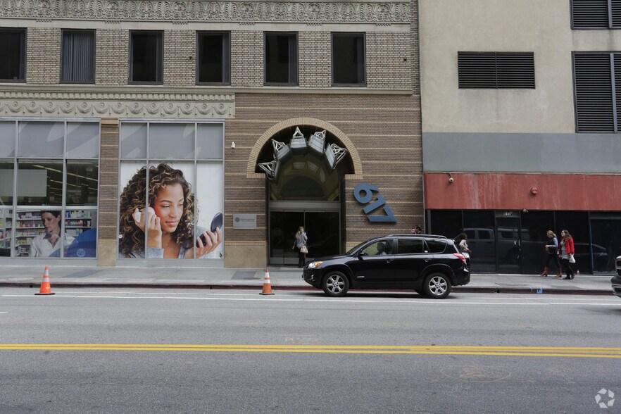 617 W 7th St, Los Angeles, CA à louer - Photo de l’immeuble – Image 3 sur 33
