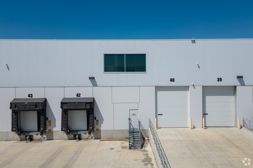 1610 104th Ave NE, Calgary, AB à louer - Photo de l’immeuble – Image 2 sur 7