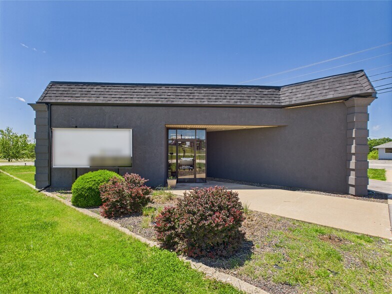 595 VFW Memorial Dr, Saint Robert, MO à louer - Photo principale – Image 1 sur 51