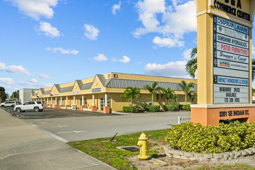 2201 SE Indian St, Stuart, FL à louer - Photo de l’immeuble – Image 1 sur 8