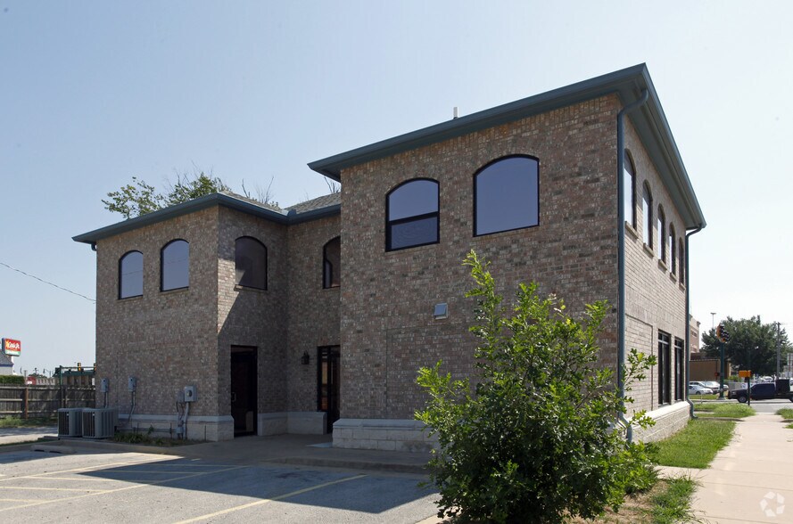 223 S Lynn Riggs Blvd, Claremore, OK à louer - Photo de l’immeuble – Image 2 sur 13