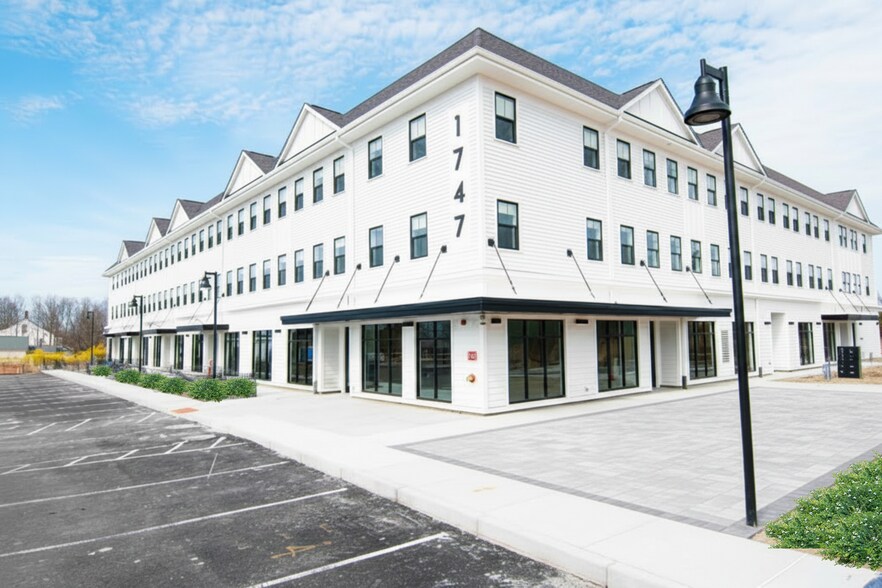 1747 W Main Rd, Middletown, RI à louer - Photo de l’immeuble – Image 1 sur 5