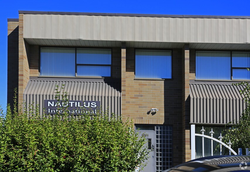 6866 Russell Av, Burnaby, BC à louer - Photo de l’immeuble – Image 3 sur 9