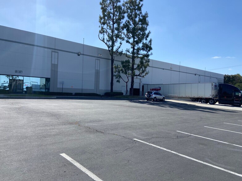 13516 Imperial Hwy, Santa Fe Springs, CA à louer - Photo de l’immeuble – Image 2 sur 3