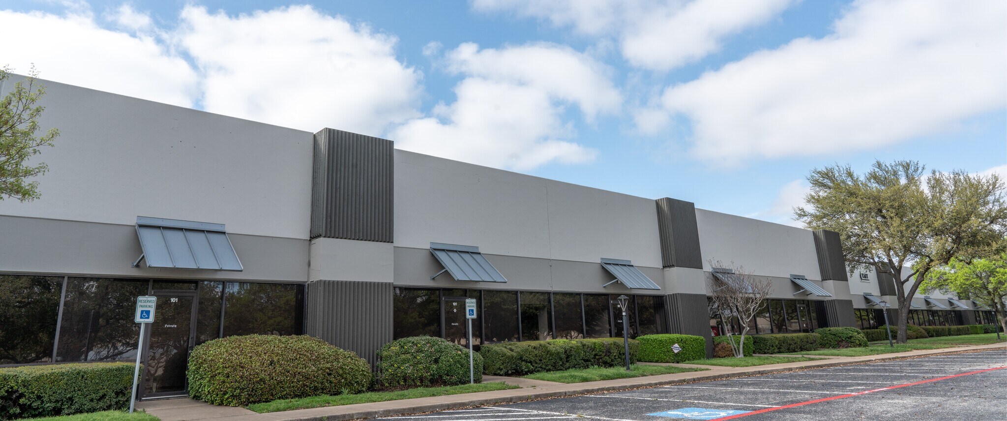 1819 Firman Dr, Richardson, TX à louer Photo de l’immeuble– Image 1 sur 2