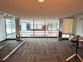 5811 Cooney Rd, Richmond, BC à louer Photo intérieure– Image 2 sur 5