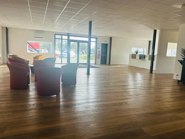 Plus de détails pour Local d'activités à louer