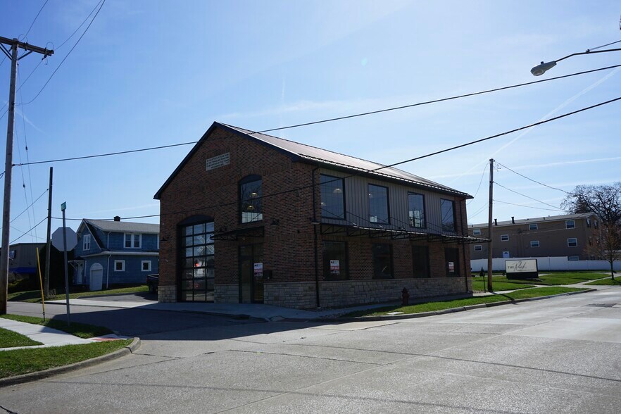 402 S Elmwood Ave, Medina, OH à vendre - Photo de l’immeuble – Image 1 sur 18