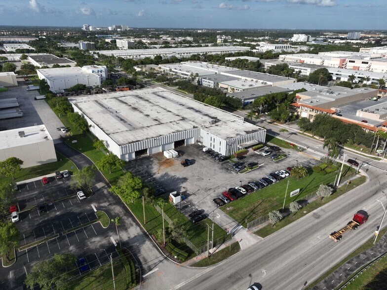 10100 NW 25th St, Miami, FL à louer - Photo de l’immeuble – Image 1 sur 4