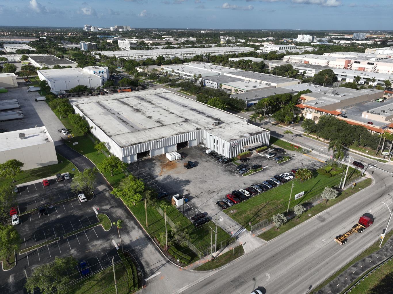 10100 NW 25th St, Miami, FL à louer Photo de l’immeuble– Image 1 sur 5