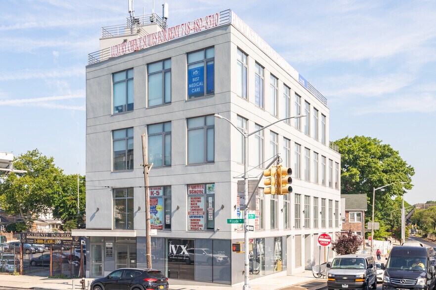 136-21 Hillside Ave, Richmond Hill, NY à louer - Photo principale – Image 1 sur 43
