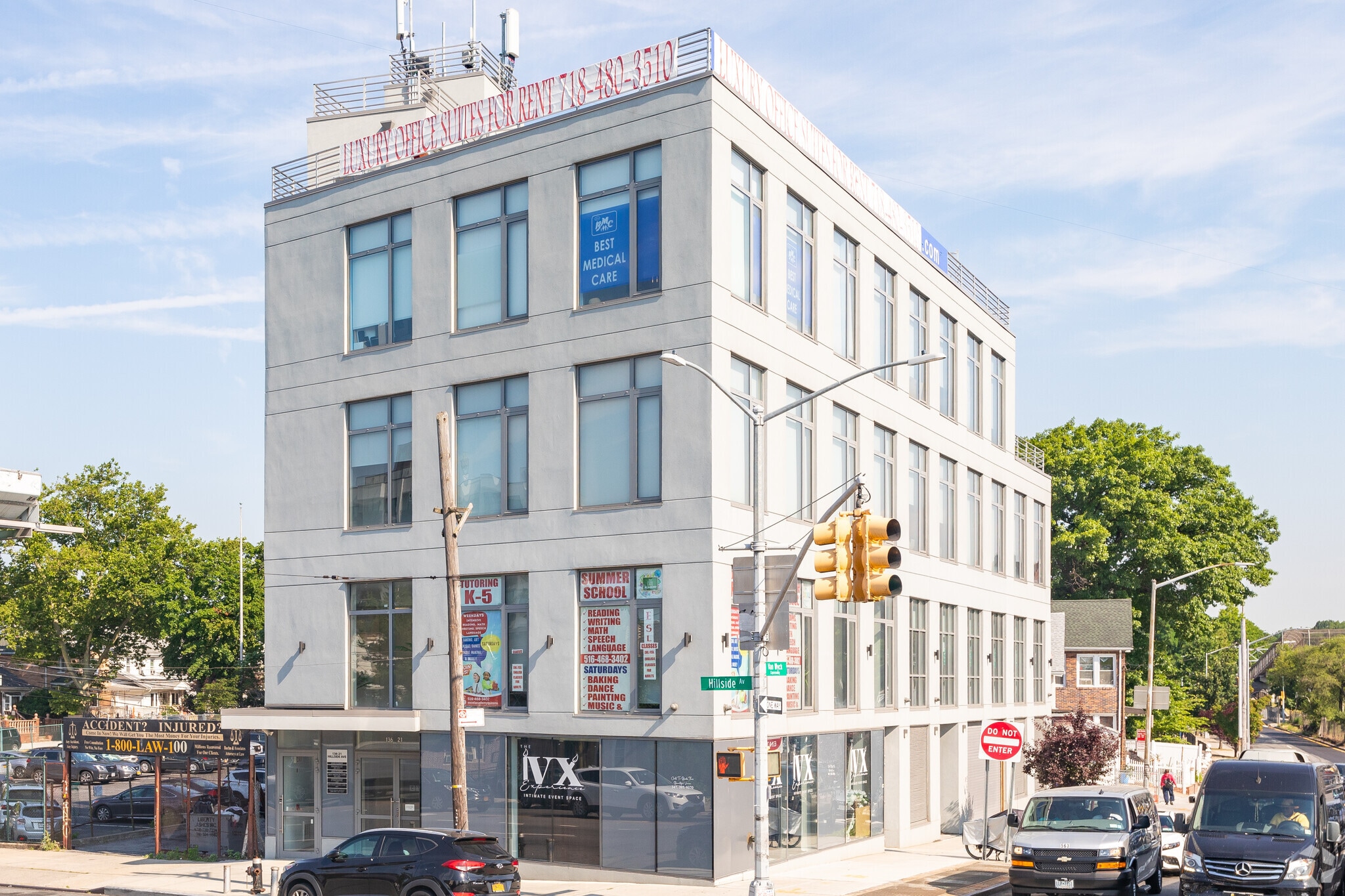 136-21 Hillside Ave, Richmond Hill, NY à louer Photo principale– Image 1 sur 44