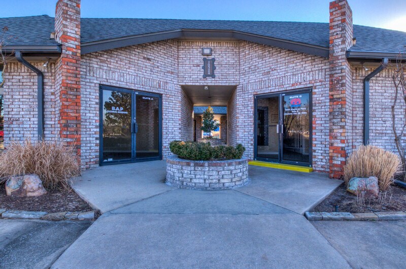 10324 Greenbriar Pl, Oklahoma City, OK à vendre - Photo de l’immeuble – Image 2 sur 10