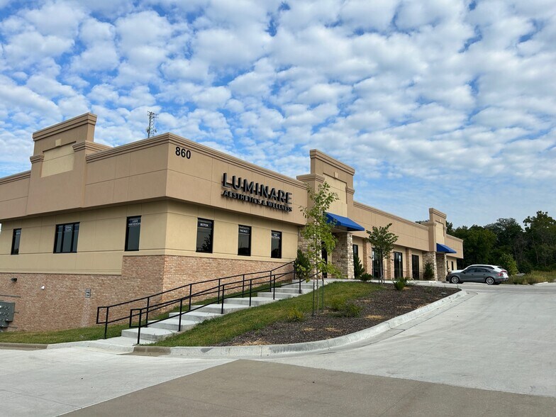 860 Haines Dr, Liberty, MO à louer - Photo de l’immeuble – Image 1 sur 7